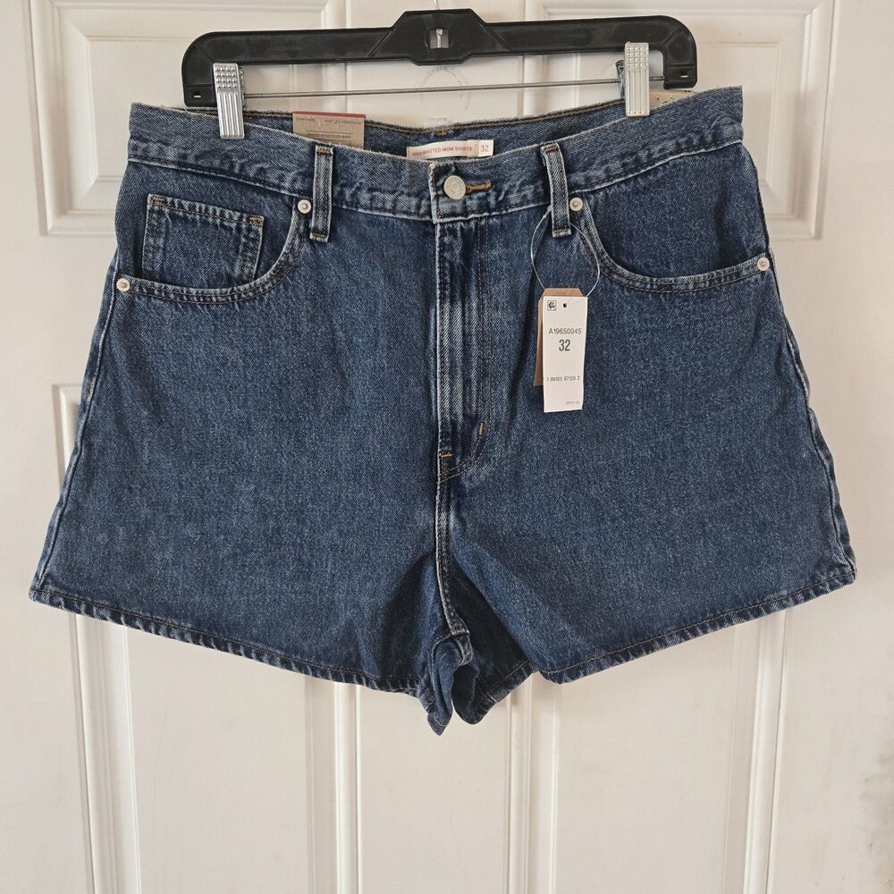 Levi’s High Waisted Mom Jean Shorts Women’s Size 14 32” waist NWT Casual Denim